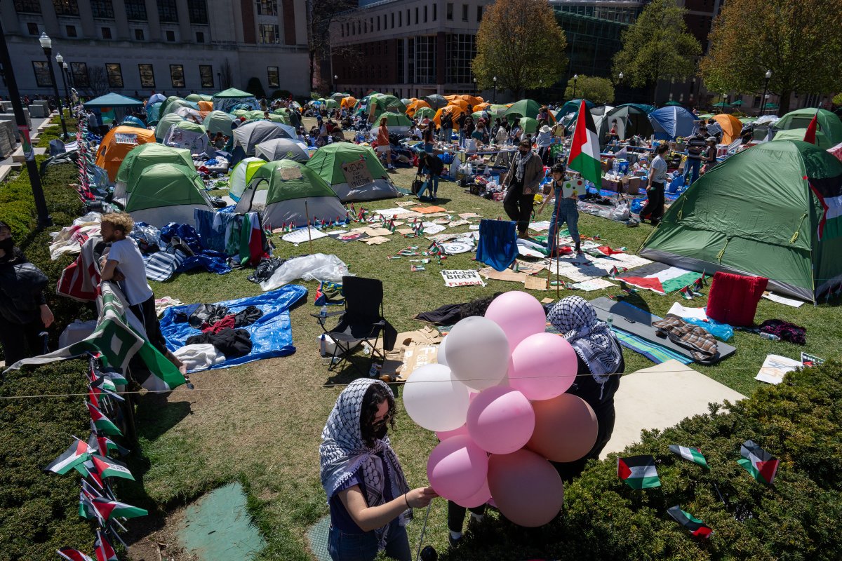 Người biểu tình chiếm đóng một trại biểu tình ủng hộ Palestine trên khuôn viên Đại học Columbia vào ngày 22 tháng 4 năm 2024.