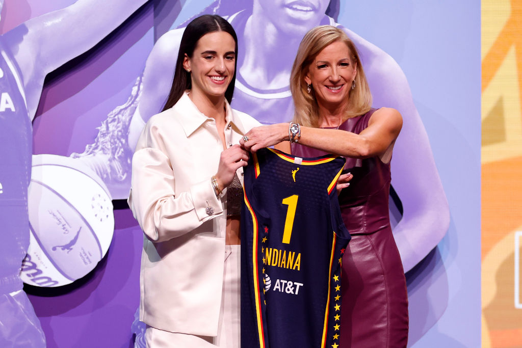 Caitlin Clark tạo dáng với Ủy viên WNBA Cathy Engelbert sau khi được Indiana Fever lựa chọn là lựa chọn đầu tiên tại WNBA Draft 2024 tại Nhạc viện Brooklyn ngày 15 tháng 4 năm 2024 tại Thành phố New York.