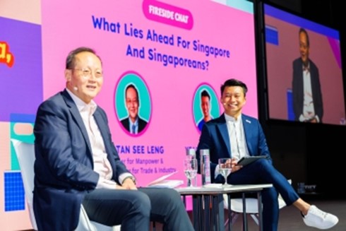 Tiến sĩ Tan See Leng, Bộ trưởng Lao động Singapore và Bộ trưởng Thương mại và Công nghiệp thứ hai (bên trái) phát biểu tại Liên hoan Tài chính Cá nhân Seedly 2024.