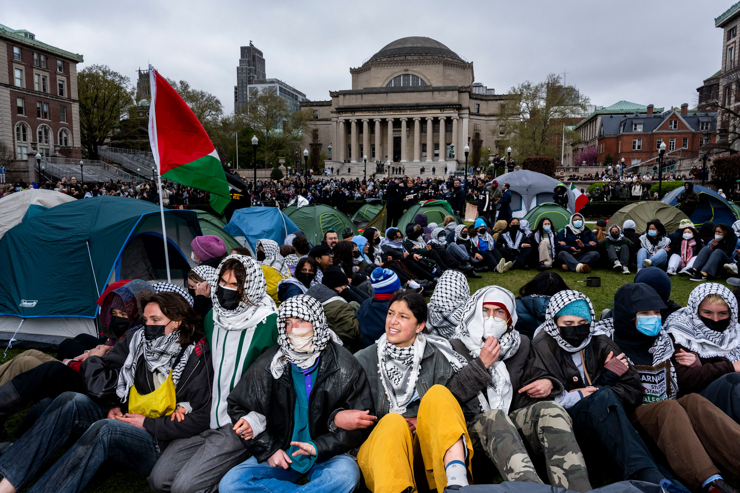 Sinh viên chiếm lĩnh khuôn viên trường Đại học Columbia để ủng hộ quyền lợi Palestine, vào ngày 18 tháng 4 năm 2024.