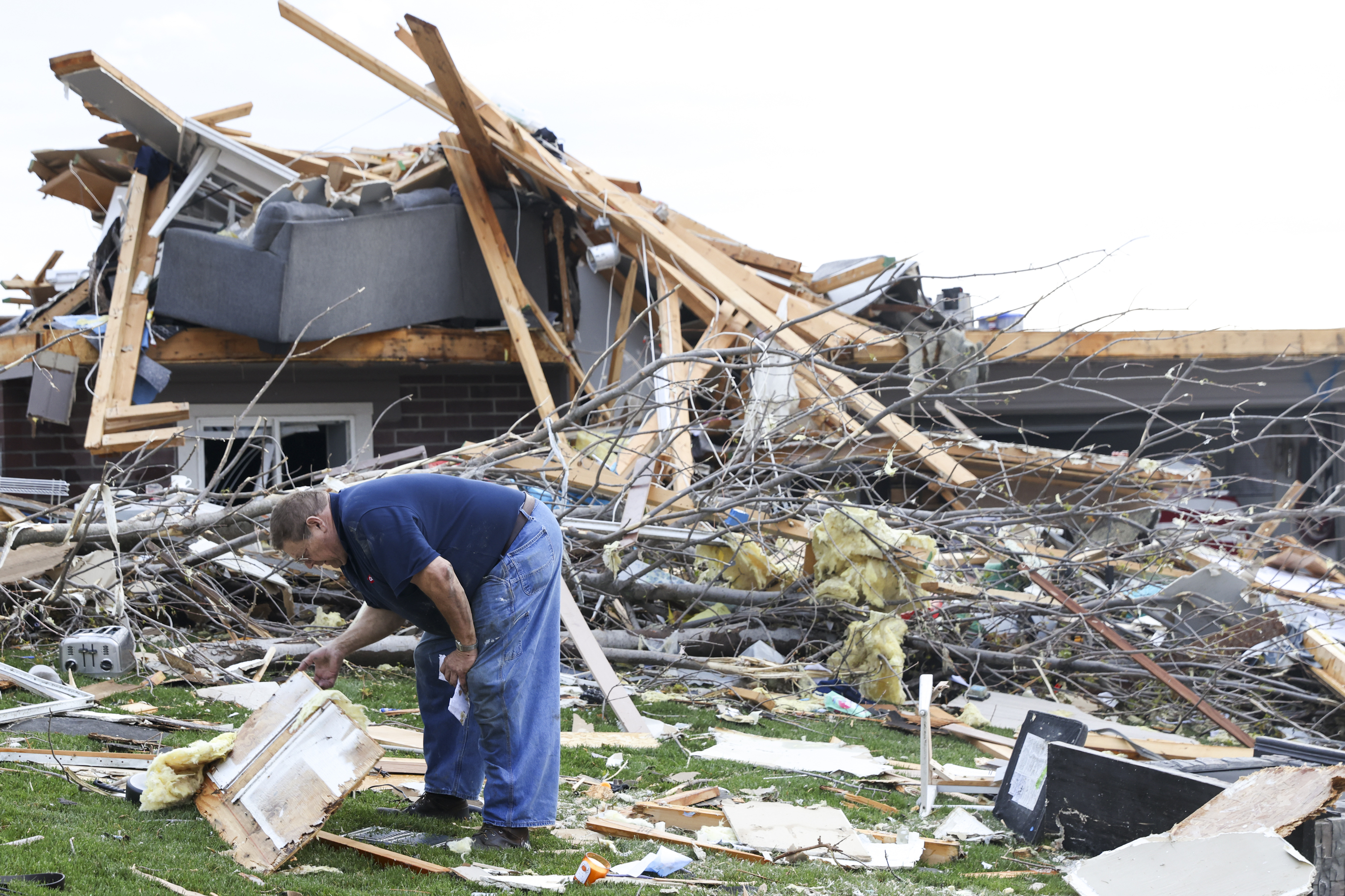 Những cơn lốc xoáy tấn công ở Nebraska và Iowa, phá hủy nhiều ngôi nhà