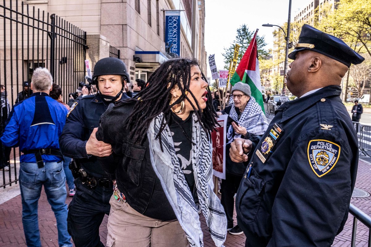 Các cuộc biểu tình ủng hộ Palestine và Israel tiếp tục bên ngoài cổng Đại học Columbia và bên trong khuôn viên trường tại Thành phố New York vào ngày 22 tháng 4 năm 2024.