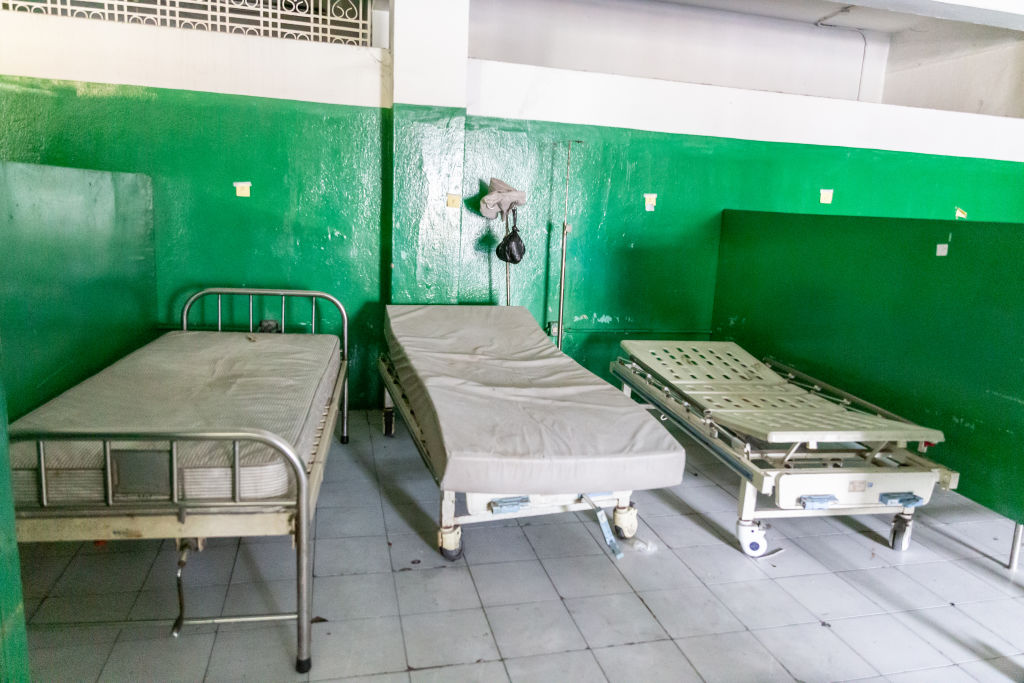 Một căn phòng trống bên trong bệnh viện chung ở Port-au-Prince, Haiti, khi băng đảng đốt cháy một số nhà thuốc, phòng khám và một vài ngôi nhà gần bệnh viện vào ngày 26 tháng 3 năm 2024