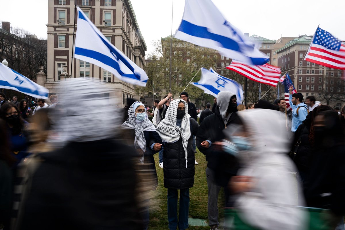 Sinh viên dựng một hàng ngang trước sinh viên ủng hộ Israel để bảo vệ một cuộc biểu tình ủng hộ Palestine lớn tại Đại học Columbia vào ngày 18 tháng 4 năm 2024.