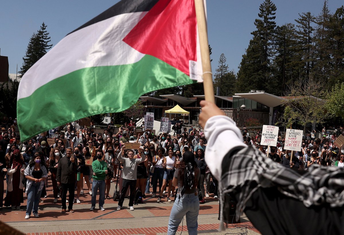 Người biểu tình ủng hộ Palestine tập trung trước Sproul Hall trên khuôn viên Đại học California tại Berkeley vào ngày 22 tháng 4 năm 2024.