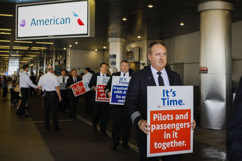 Đội bay của American Airlines đình công đối với hợp đồng