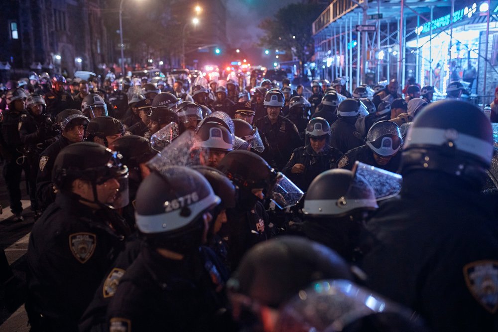 Cảnh sát di chuyển một người biểu tình bị bắt tại Đại học Columbia.