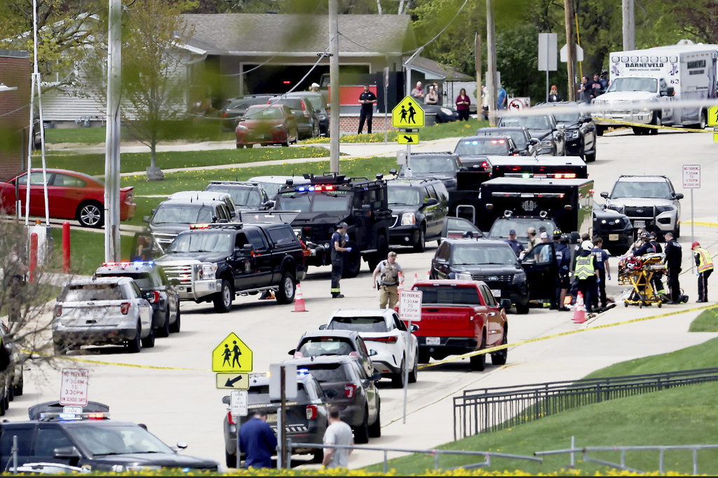 Kẻ xả súng bị “vô hiệu hóa” bên ngoài trường trung học ở Wisconsin