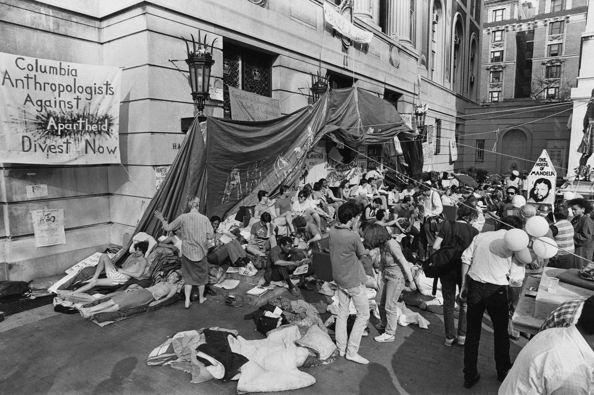 Sinh viên Đại học Columbia biểu tình chống lại chế độ phân biệt chủng tộc ở Nam Phi trước Hamilton Hall. tại Thành phố New York, vào ngày 4 tháng 4 năm 1984, kêu gọi việc thoái vốn khỏi Nam Phi.