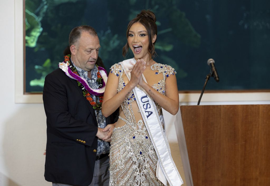 Savannah Gankiewicz, của Hawaii, được trao vương miện Hoa hậu Hoa Kỳ sau khi người giữ danh hiệu trước từ chức