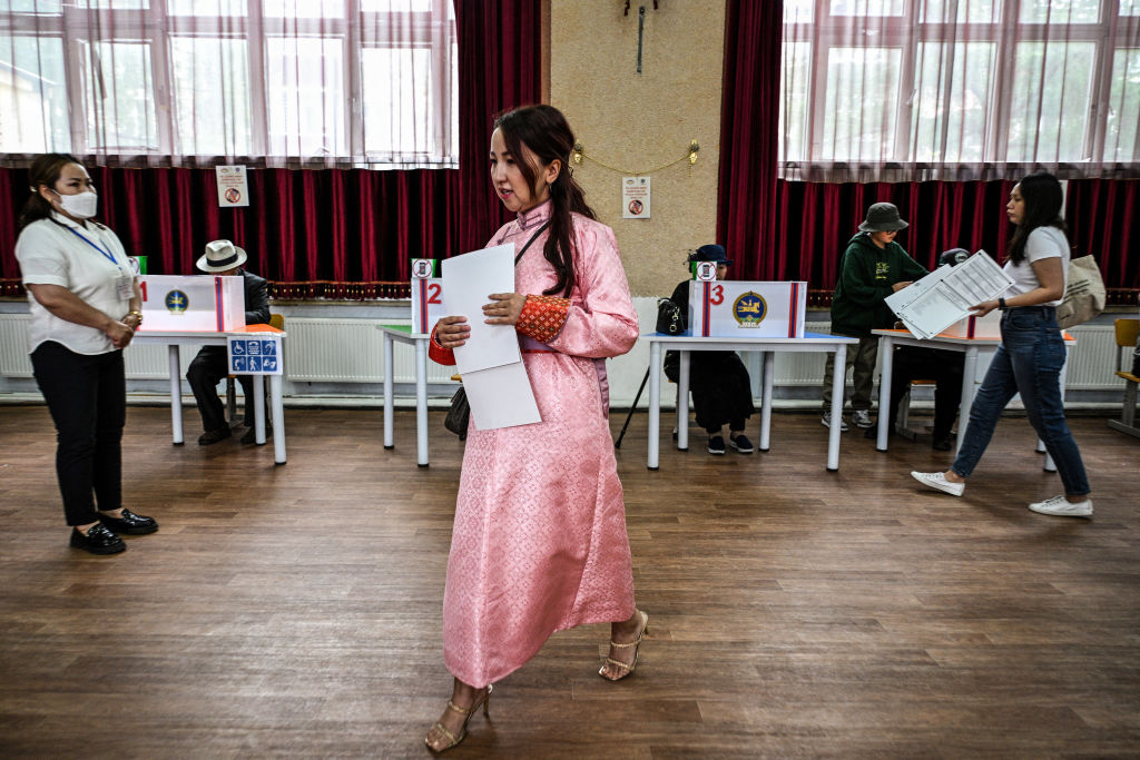 Một người phụ nữ mặc trang phục truyền thống deel đi bỏ phiếu trong cuộc bầu cử quốc hội Mông Cổ tại một điểm bỏ phiếu ở Ulaanbaatar, Mông Cổ vào ngày 28 tháng 6 năm 2024.