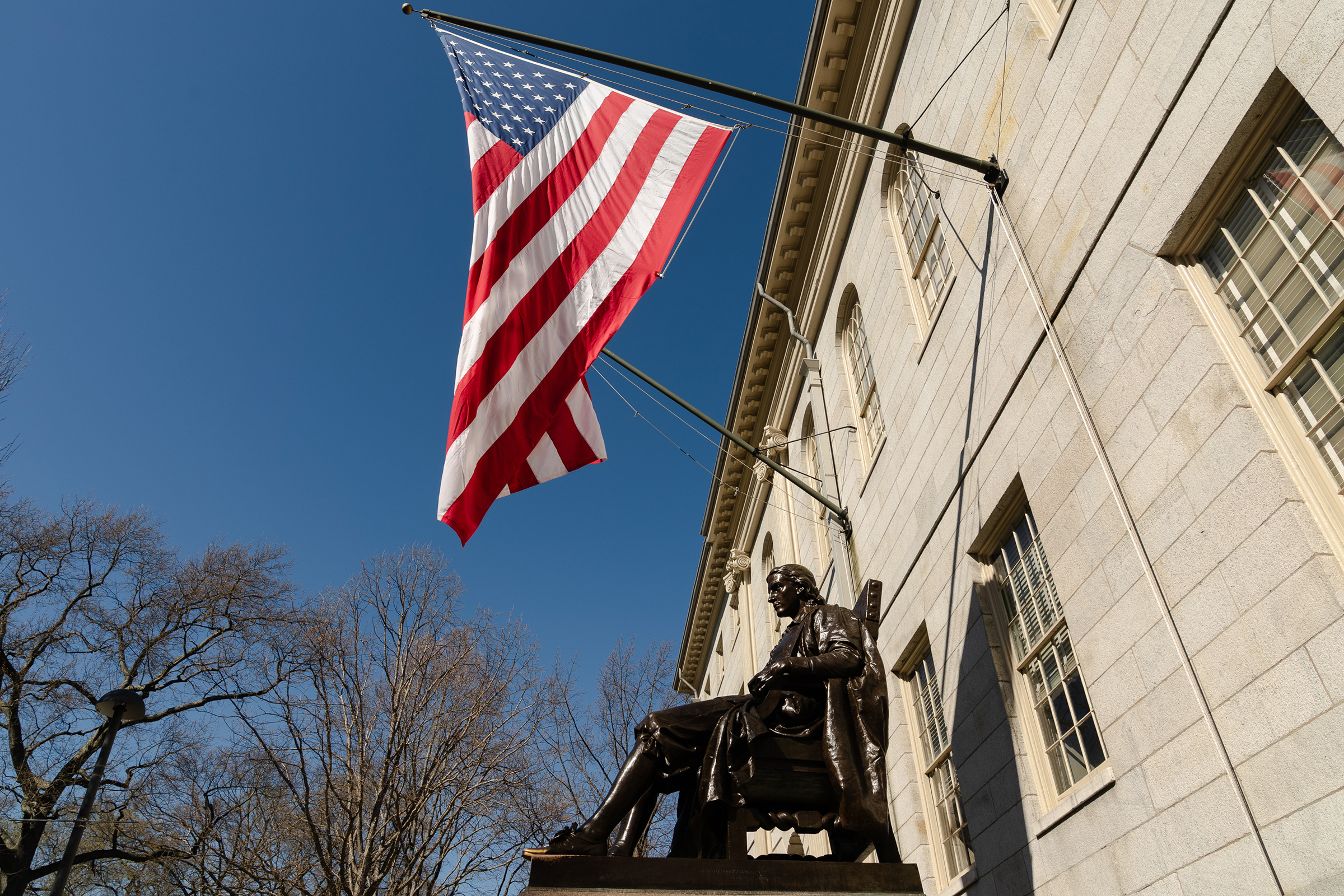 Harvard đấu với Trump: Dòng thời gian leo thang áp lực liên bang lên đại học hàng đầu của Mỹ