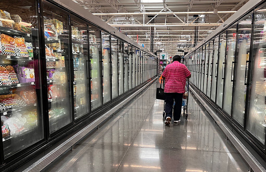 Niềm tin của người tiêu dùng tăng vọt sau nhiều tháng suy giảm. Điều đó có ý nghĩa gì đối với nỗi lo suy thoái kinh tế?