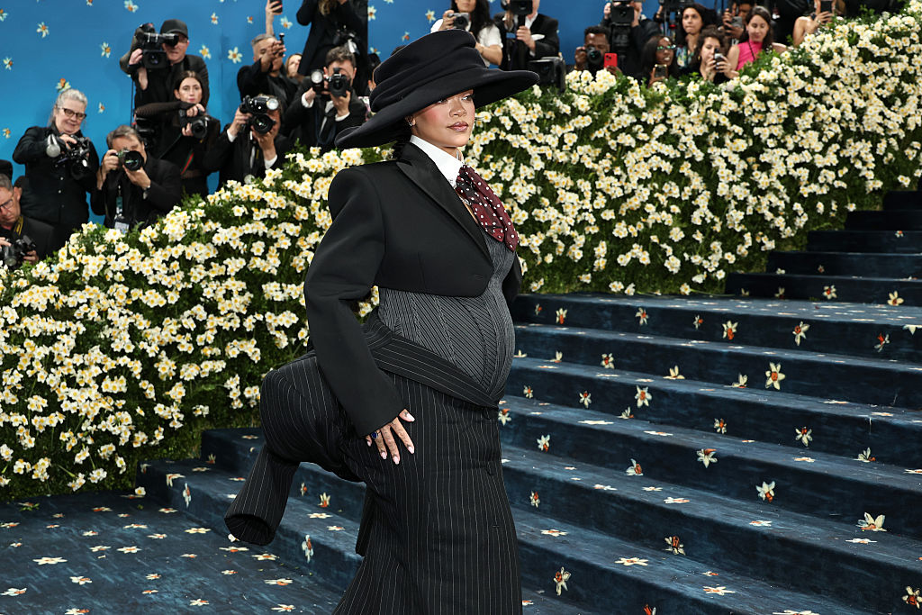 Rihanna Tiết Lộ Việc Mang Thai Trên Thảm Đỏ Met Gala 2025