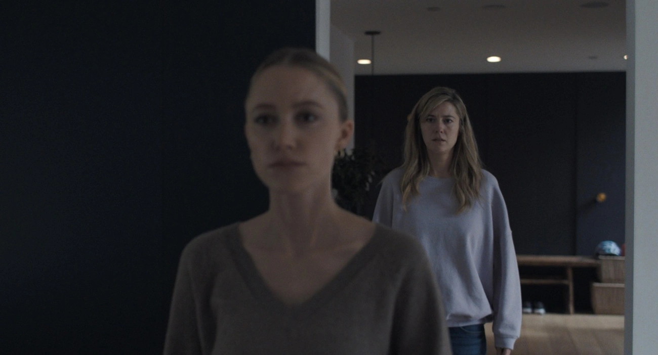 Remake de A Mão Que Balança o Berço ganha trailer e promete reviver o suspense dos anos 90