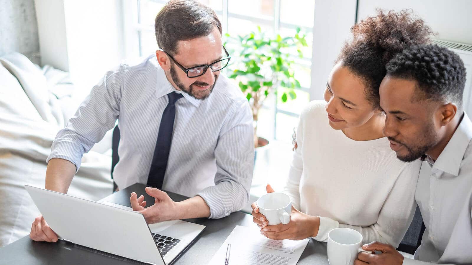 How to choose between refinancing and home equity lines of credit in the U.S.