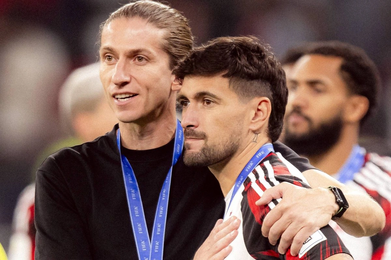 Torcedores do Flamengo estão a plenos pulmões celebrando a renovação de contrato de Filipe Luís