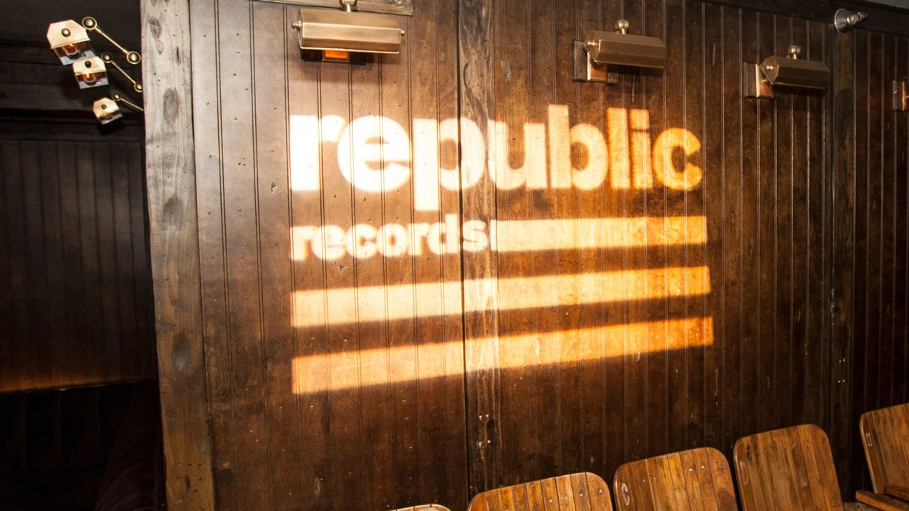 Gravadora de The Weeknd e Ariana Grande aposta em jogo de luta musical