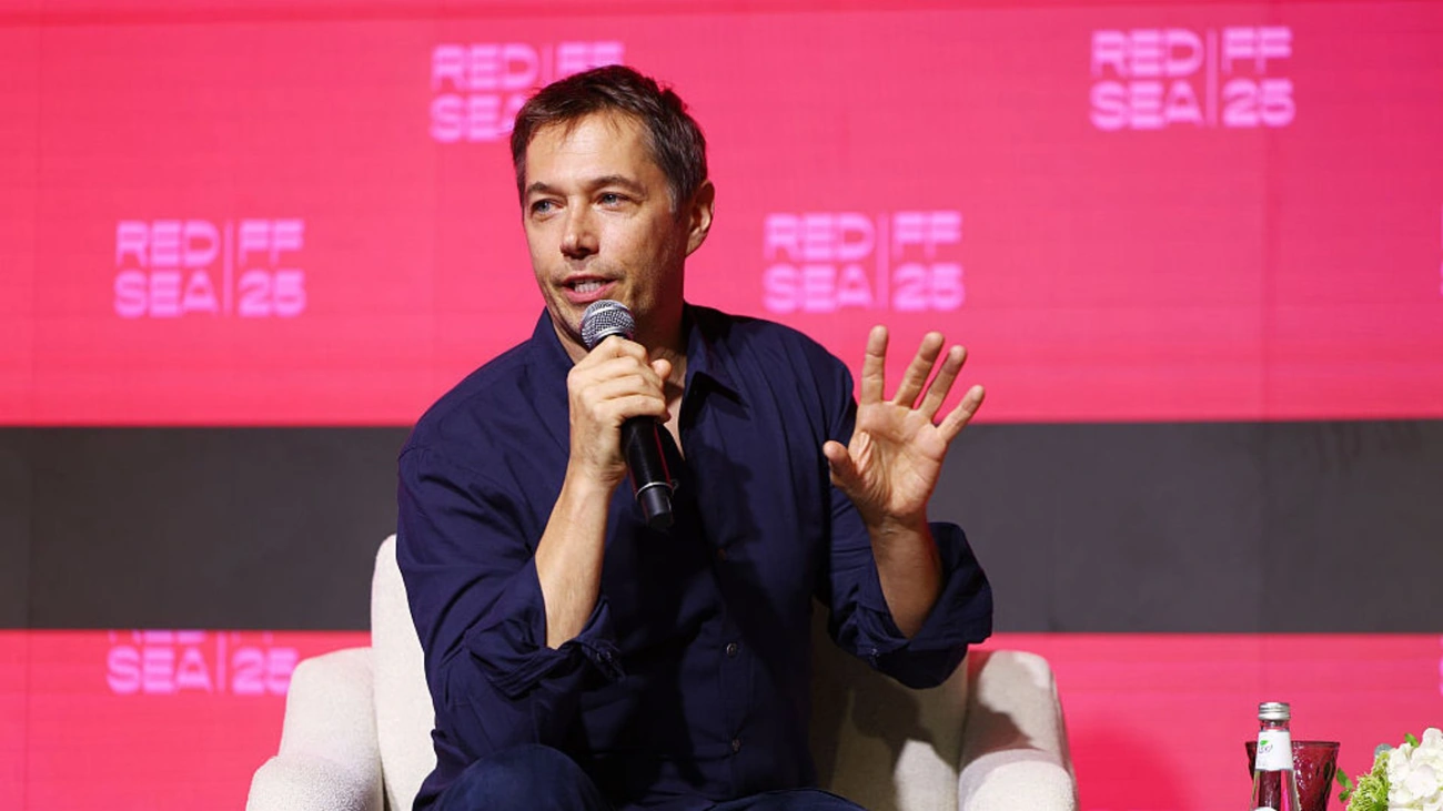 Sean Baker, vencedor do Oscar por ‘Anora’, critica acordo entre Netflix e Warner