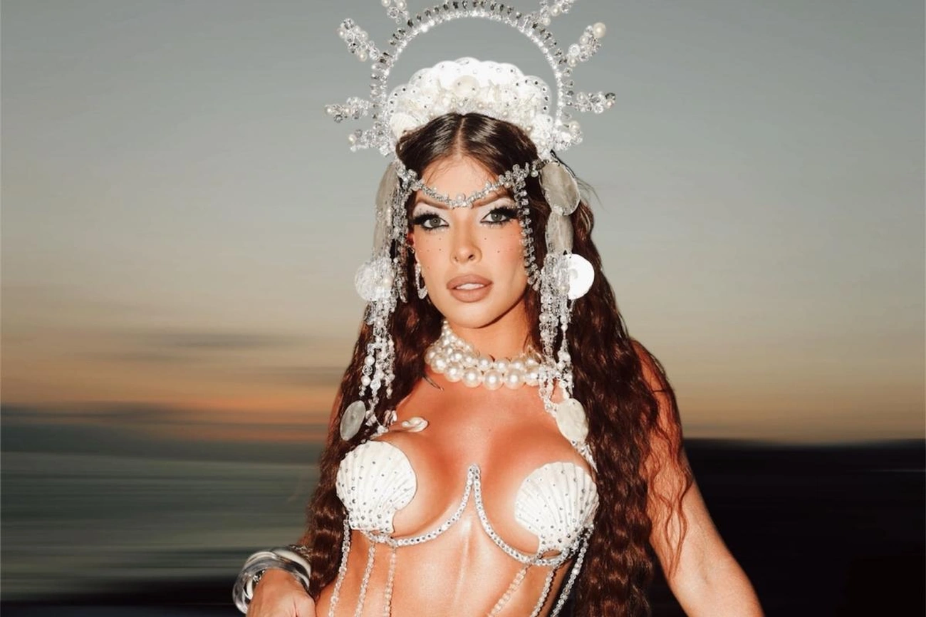 Jaquelline Grohalski usa acessório de 4 kg para evento de samba no Rio