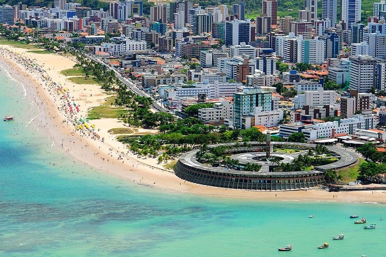 Com praias quentes, ritmo calmo, orla sem arranha-céus e um pôr do sol lendário ao som do bolero de Ravel, a capital queridinha dos brasileiros que buscam beleza, sossego e cidade bem cuidada