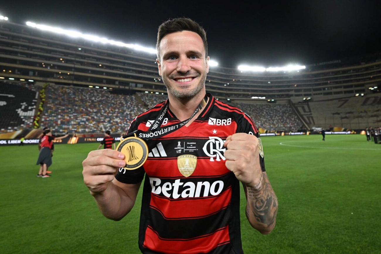 Libertadores: Saúl é flagrado nu durante comemoração do título do Flamengo