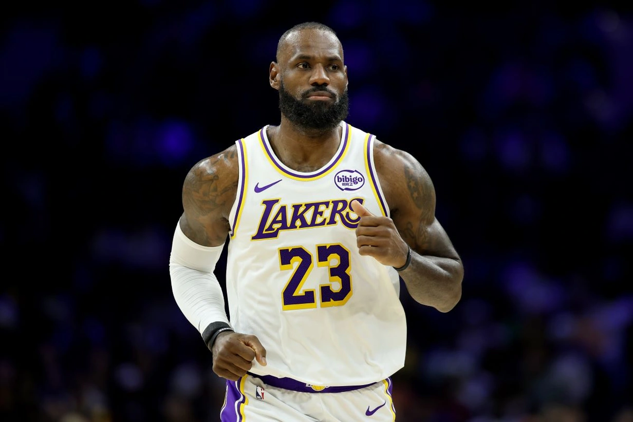 Lakers vencem 76ers e Lebron James atinge marca histórica na NBA