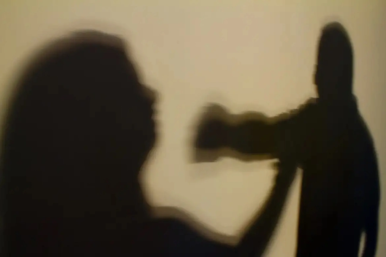 Homem é preso após atacar companheira com mordidas perto de delegacia hoje