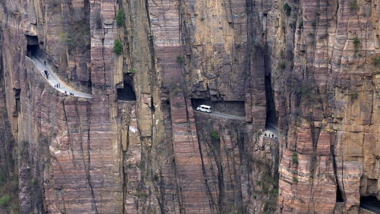 Com túnel de 1,2 km cavado à mão, 13 curvas estreitas em penhasco e obra que matou 20 vidas, rodovia assombra condutores, revoluciona vilarejo isolado e atrai caçadores de adrenalina nas montanhas da China