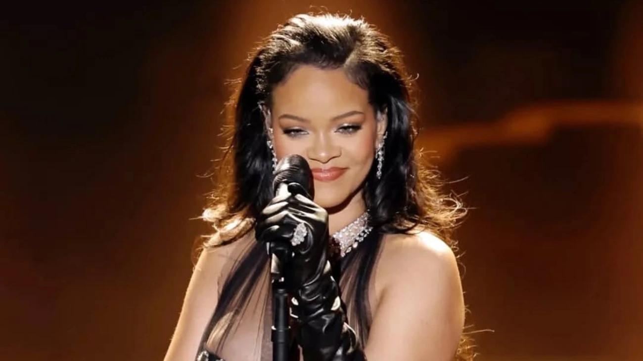 ‘Deus não se esqueceu de mim’, diz Rihanna após novo recorde musical