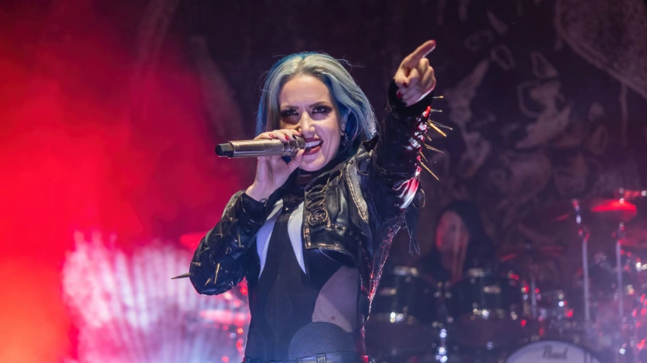 Alissa White-Gluz deixa o Arch Enemy e anuncia álbum solo