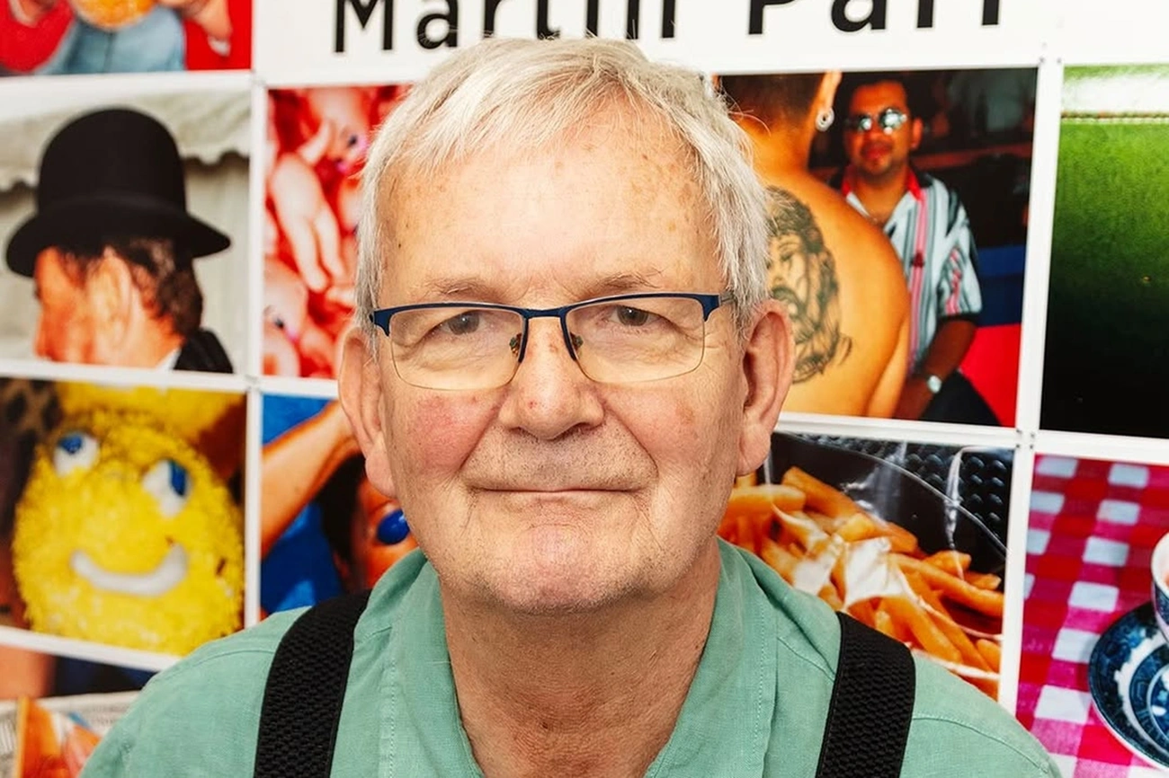 Morre Martin Parr, referência da fotografia britânica, aos 73 anos