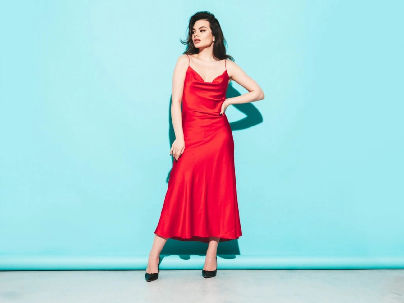 Vestido vermelho midi elegante: o equilíbrio entre charme e sofisticação