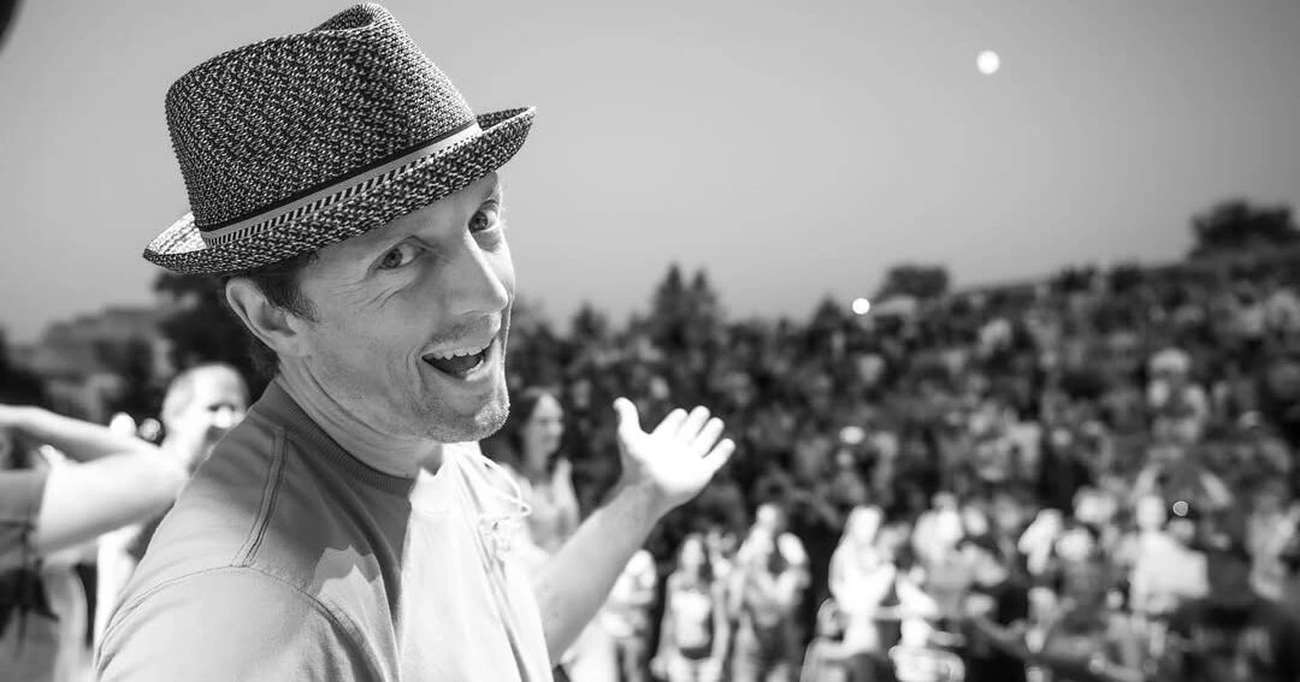 Jason Mraz retorna ao Brasil em 2026 com turnê inédita após 10 anos