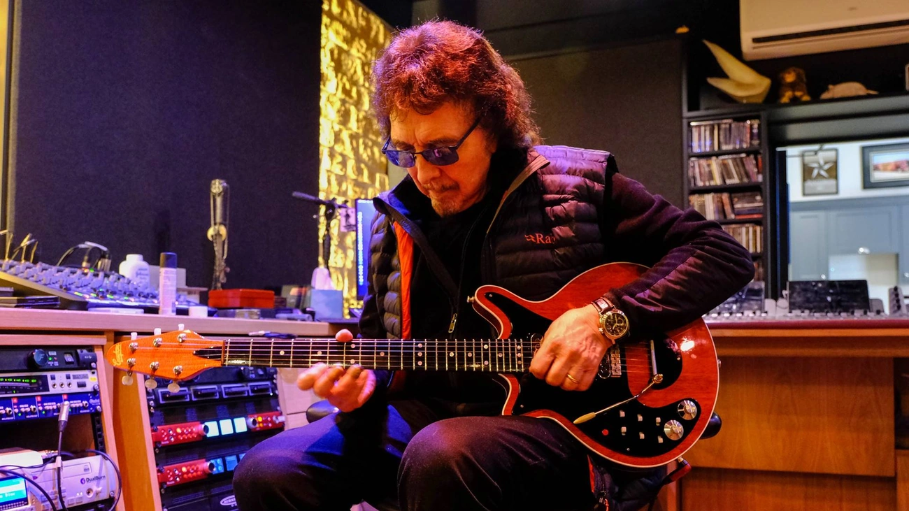 Brian May dá presente incrível a Tony Iommi agora, uma guitarra canhota igual a sua Red Special feita em 2 anos