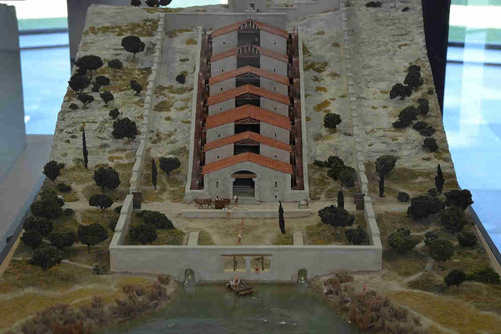 Maquette représentant les Moulins de Barbegal un système de moulins à eau gallo-romain situé en France photo de Carole Raddato