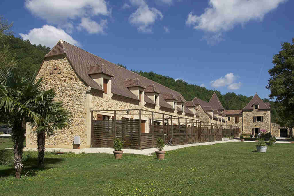 Découvrez l'importance culturelle de ce moulin à eau périgourdin ensoleillée et transformée en gîte touristique