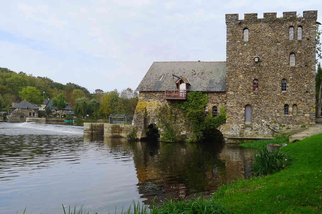 Moulin à eau de la Chaussée, Chenillé-Changé, France. Ce moulin est un monument historique toujours en activité.