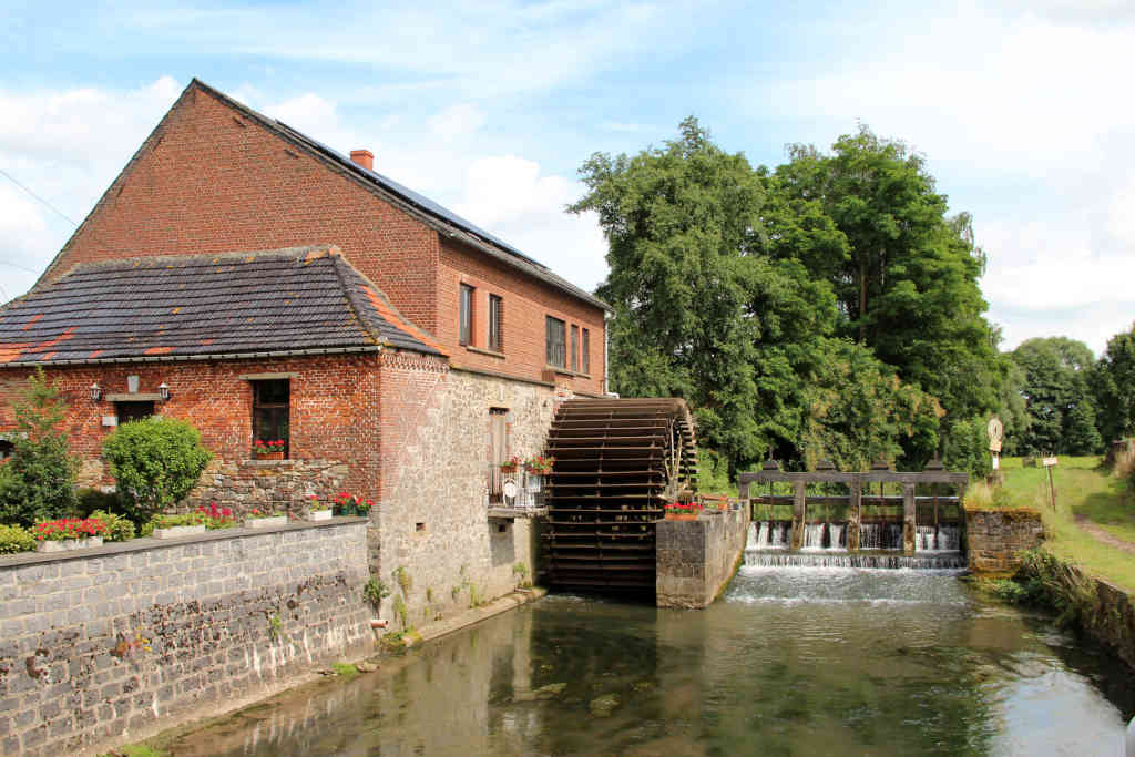 Un moulin à eau traditionnel, niché dans un cadre verdoyant, témoigne de l’héritage durable de l’énergie hydraulique et souligne son importance pour l’énergie verte d’aujourd’hui.