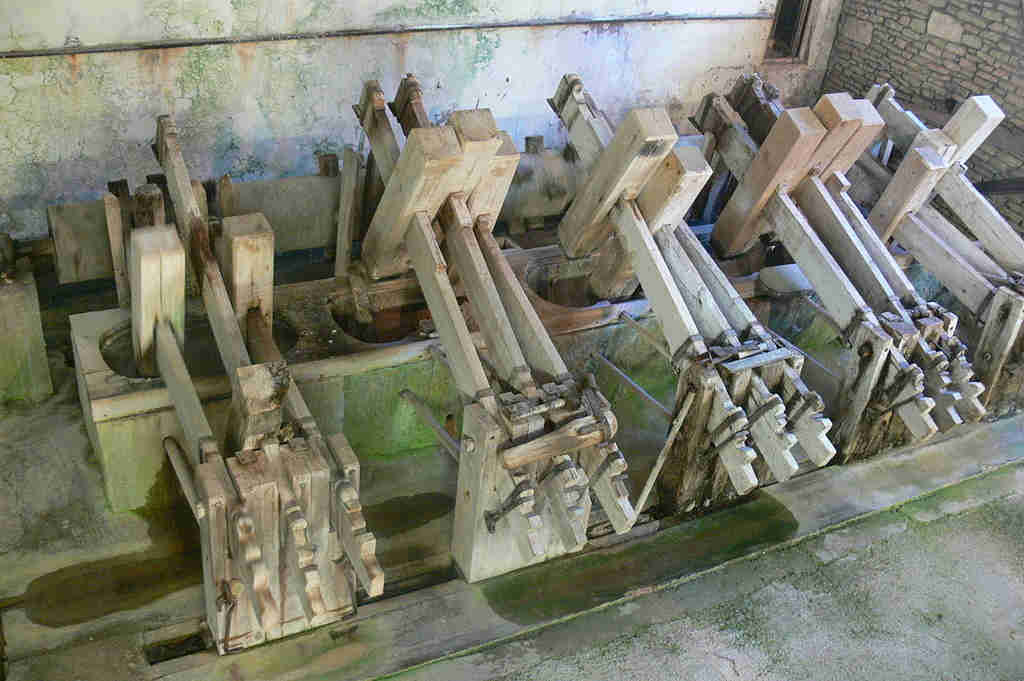 Moulin à foulons - Fontaine du Vaucluse - Une rangée de cinq fois trois maillets actionnés par un axe en bois muni de dent en bois comme pour faire jouer la musique à ses gros marteaux de bois