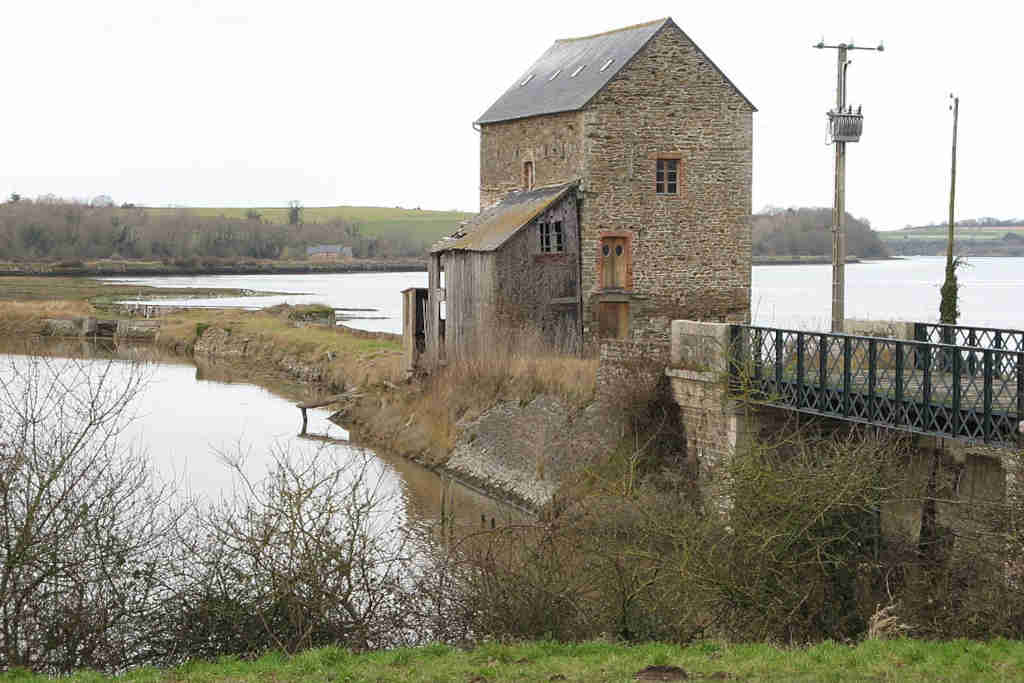L'un des points d'intérêt majeurs de Saint-Suliac est le moulin à marée de Beauchet, également connu sous le nom de moulin du Prat