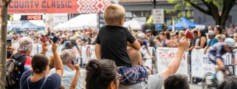 Crowds along the finish stretch photo by Steve Kovarik