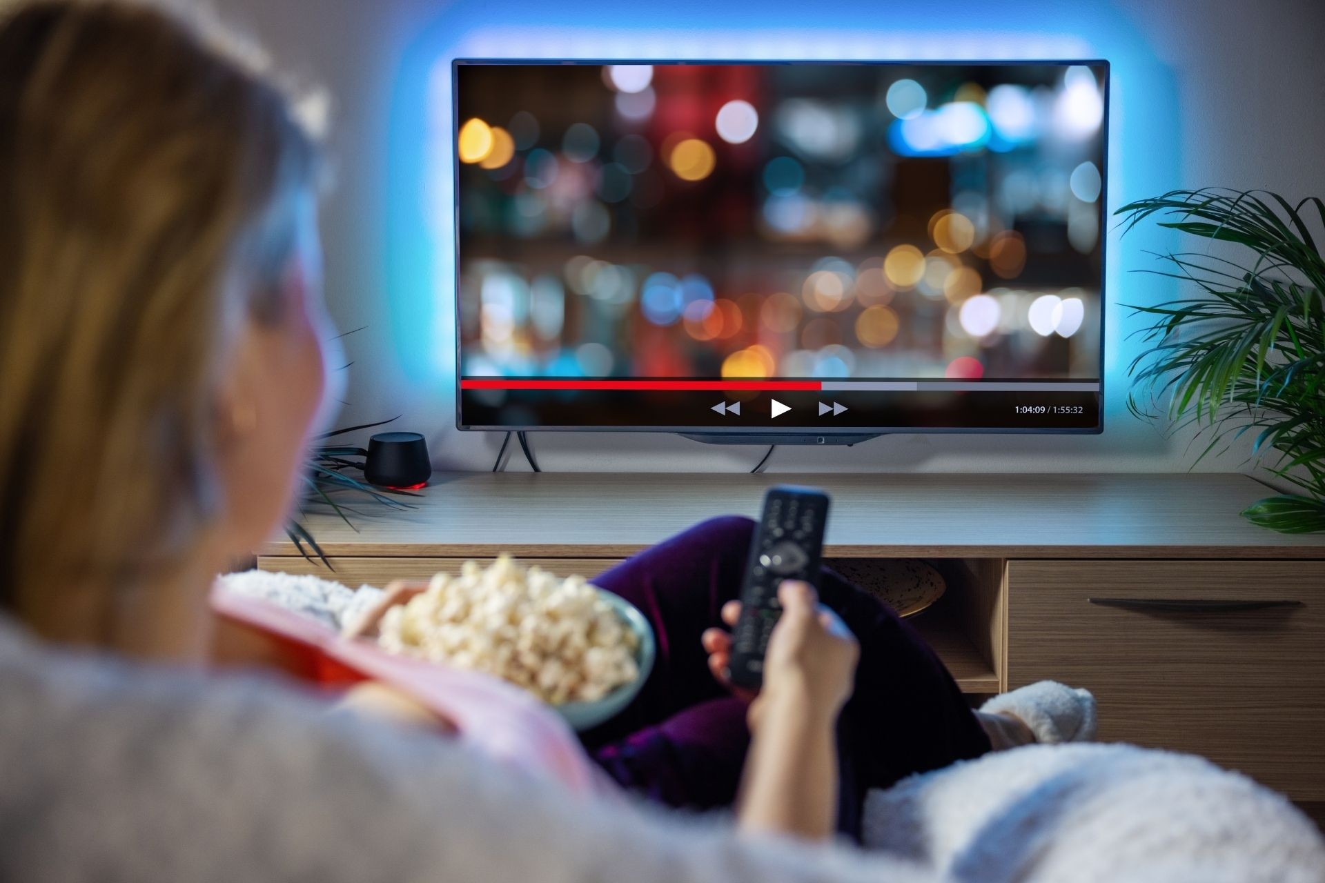 How do IPTV Content Delivery Networks use adaptive bitrate streaming to adjust video quality based on users' internet connection speeds?