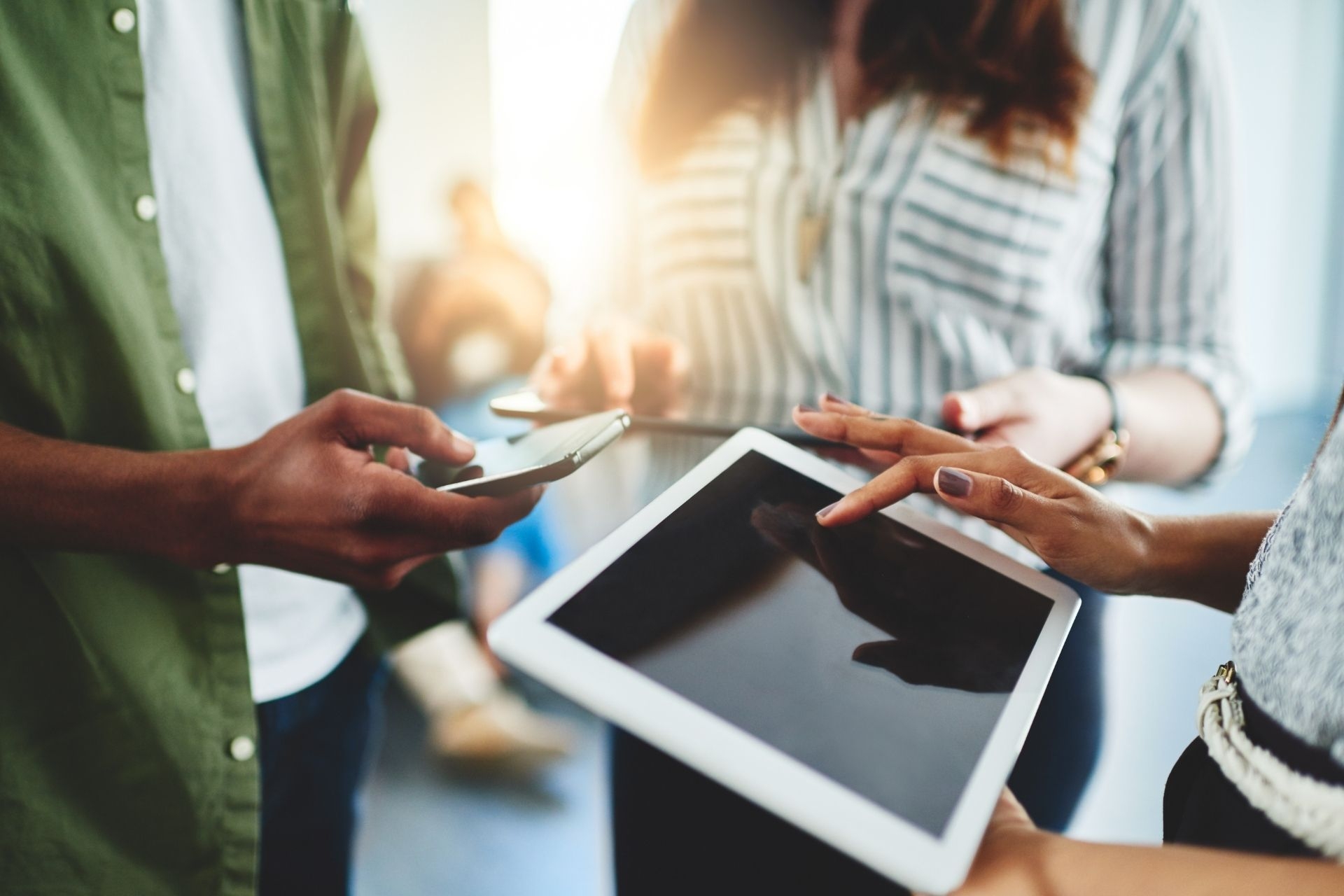 How does QoS handle packet loss and ensure reliable data transmission?