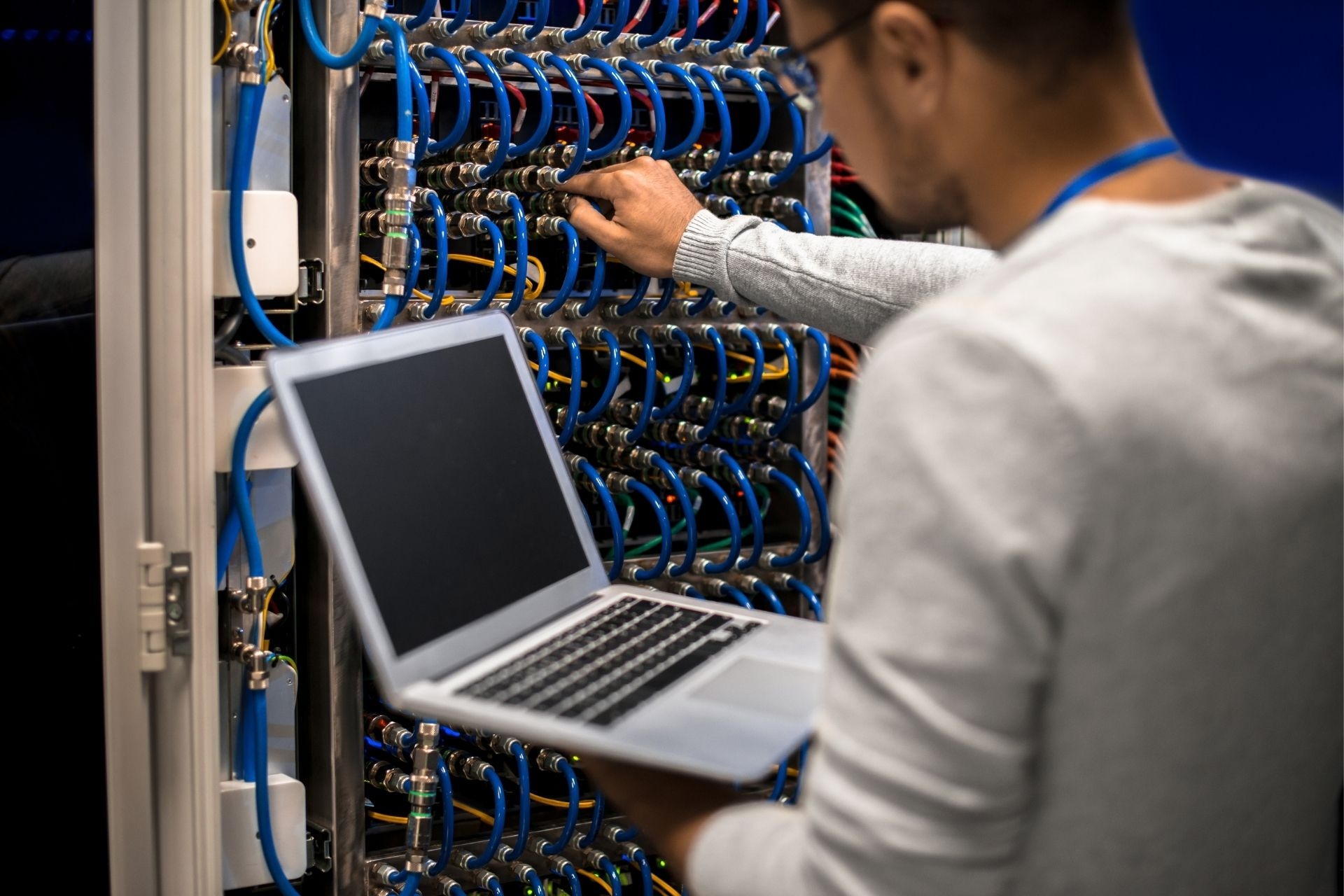How does signal interference from nearby electronic devices affect signal strength and how can it be minimized?