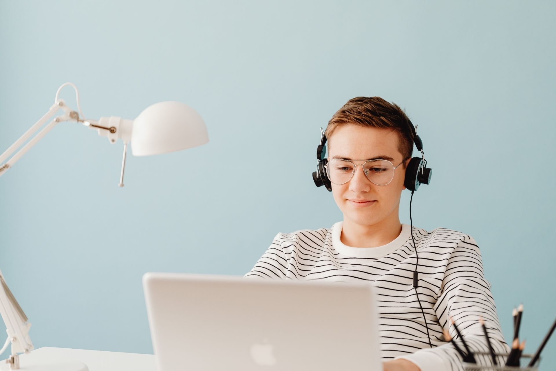 How can signal strength optimization techniques differ between 4G and 5G networks?