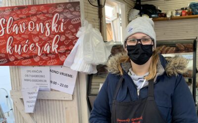 PRODAVAČICA SUHOMESNATIH PROIZVODA OD CRNE SLAVONSKE SVINJE: Ljudi najčešće kupuju slaninu i čvarke, ide i kulen