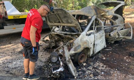 Auto izgorio nakon udara u stablo kod groblja na Križišću