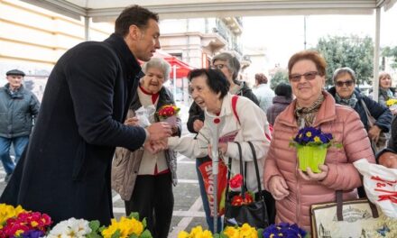 Opatijski gradonačelnik darivao žene cvijećem za 8. mart