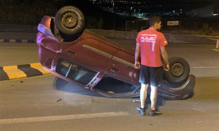 Auto na krovu na rotoru kod stadiona na Rujevici